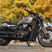 SRV 600 V černá, ZÁRUKA 3 ROKY, čtyřválec do V, navigace z telefonu