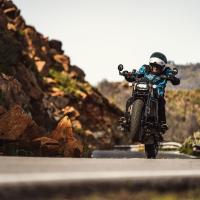 SRV 700 černá, ZÁRUKA 3 ROKY, 56/35 kW, navigace z telefonu