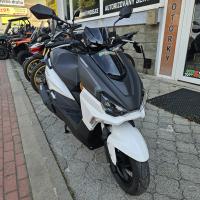Buck 125 E5+ bílá, černá, FULL led osvětlení, kapalinou chlazený