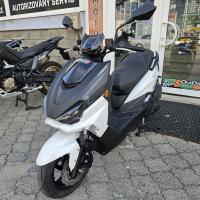 Buck 125 E5+ bílá, černá, FULL led osvětlení, kapalinou chlazený