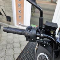Buck 125 E5+ bílá, černá, FULL led osvětlení, kapalinou chlazený