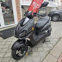 Buck 125 E5+ bílá, černá, FULL led osvětlení, kapalinou chlazený