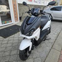 Buck 125 E5+ bílá, černá, FULL led osvětlení, kapalinou chlazený
