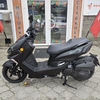 Buck 125 E5+ bílá, černá, FULL led osvětlení, kapalinou chlazený