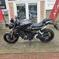 SRK 800, tempomat, jízdní režimy, oboustranný quickshifter