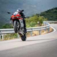 SRK 921 RR, oboustranný quickshifter, jízdní režimy