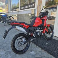 SRT 125 DX, Navigace a zrcadlení, bohatá cestovní výbava
