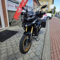 625 DSX, padací rám, drátěná kola, 47/35 kW,  Tour edice vč. 3 ks kufrů