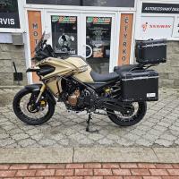 625 DSX, padací rám, drátěná kola, 47/35 kW,  Tour edice vč. 3 ks kufrů