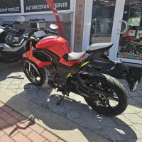SRK 125 J, ABS, TCS, široká zadní guma 140/60R17, TFT displej