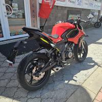 SRK 125 J, ABS, TCS, široká zadní guma 140/60R17, TFT displej