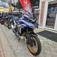 625X Adventure, TCS, vyhřívané rukojeti a sedlo, tlumiče KYB, TFT displej