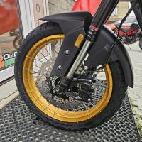 625X Adventure, TCS, vyhřívané rukojeti a sedlo, tlumiče KYB, TFT displej