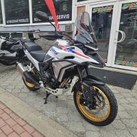625X Adventure, TCS, vyhřívané rukojeti a sedlo, tlumiče KYB, TFT displej